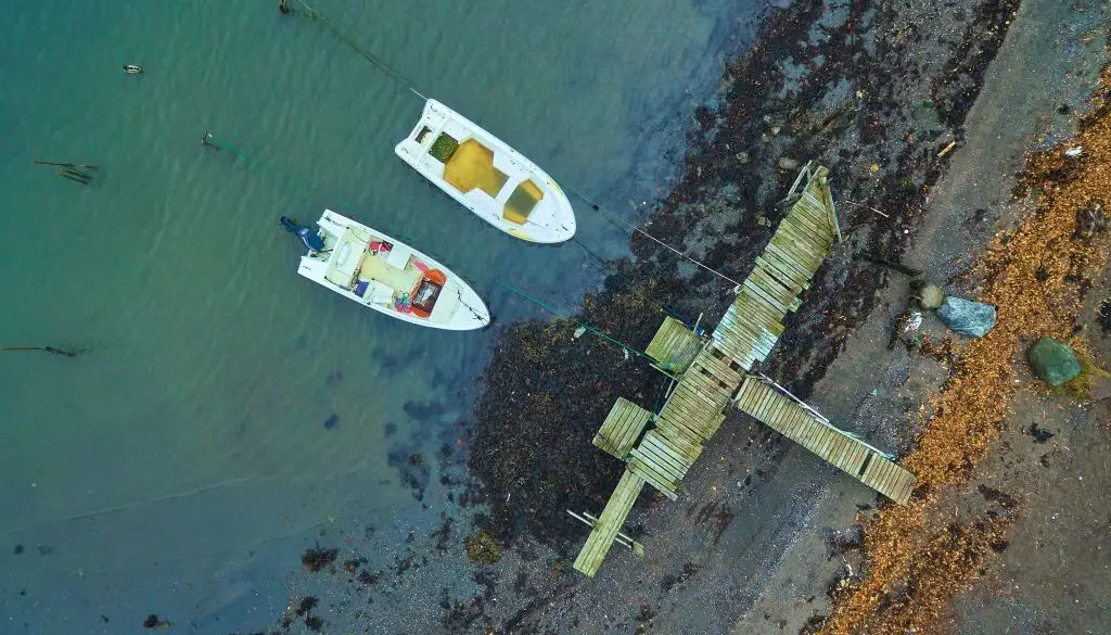 2 Boats floating in a lake