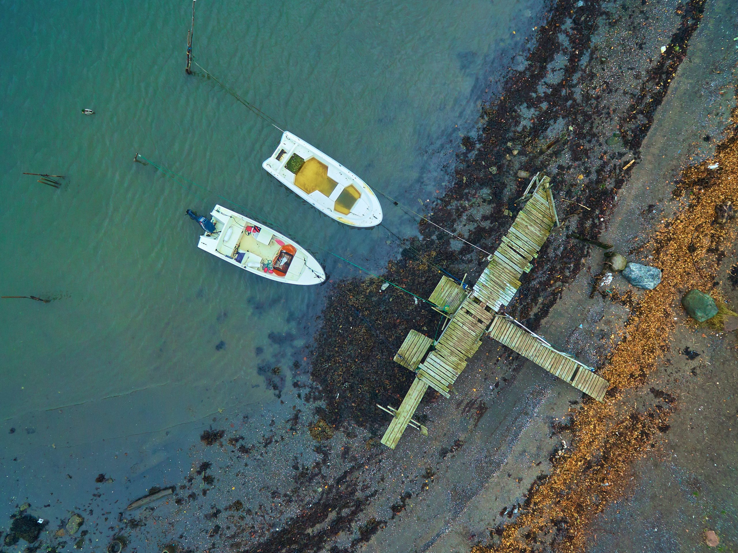 2 Boats floating in a lake