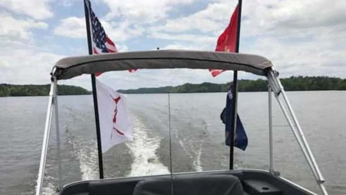 5 Best Flags For Pontoon Boats