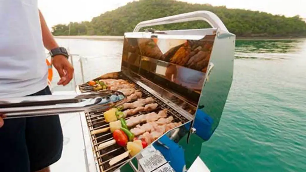 Grill for pontoon